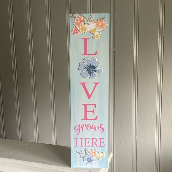NWT Beautiful Blue & Pink Wooden- L🌸VE Grows Here- Vertical Floral Decor Sign - Picture 15 of 16